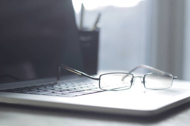 yakın up.glasses işadamı dizüstü keyboard.business kavramı