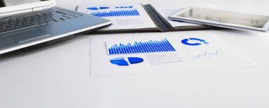 Mali grafiği, dizüstü ve tablet üzerinde bir işadamı işyeri