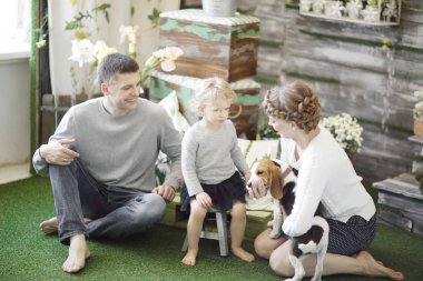 Annem ve babam onların kızı konuşuyor