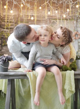 Anne ve baba küçük kızı öpüşme.