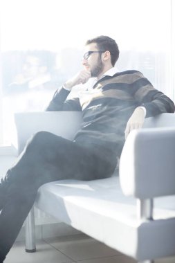 up.businessman bir sigara ile bir kahve molası sırasında kapatın.