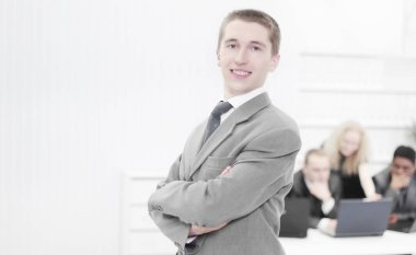 Ofisin arka planında genç bir profesyonelin portresi