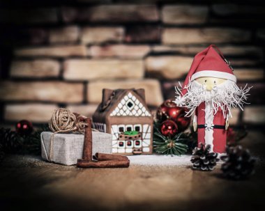 Zencefilli kurabiye evinin arka planında Noel hediyesi