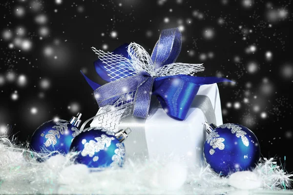 Presente de Natal em um belo pacote no fundo do n — Fotografia de Stock