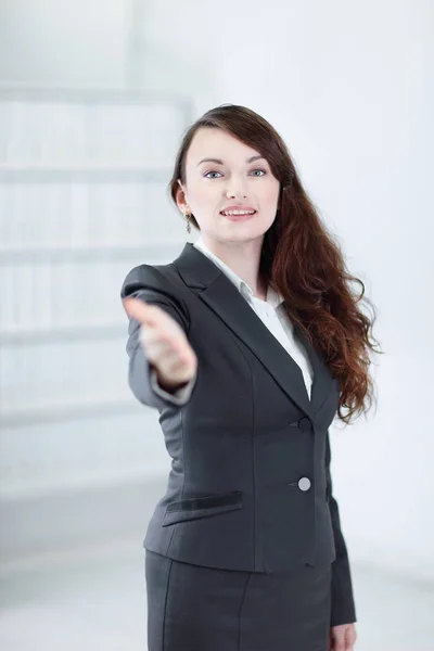 Vriendelijke zakenvrouw zich uitstrekt van de hand voor handdruk . — Stockfoto