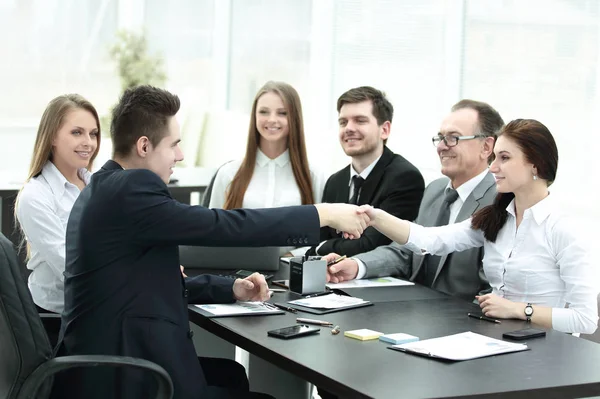 Las mujeres de negocios exitosas están estrechando las manos. Hicieron un trato. — Foto de Stock