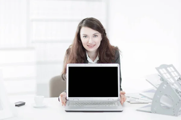 Woman Manager is showing on a laptop — Stock Photo, Image