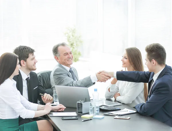 Empresário e investidor apertam as mãos à mesa das negociações — Fotografia de Stock