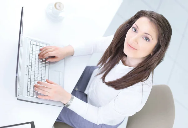 View from the top.an employee of the company working on the laptop — Stock Photo, Image