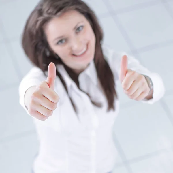 Vista dal top.in piena crescita.donna d'affari di successo mostrando in avanti — Foto Stock