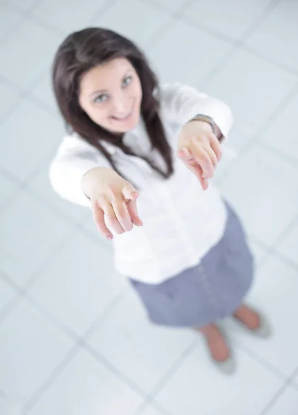 Vista desde el top.in completo growth.successful mujer de negocios mostrando hacia adelante — Foto de Stock