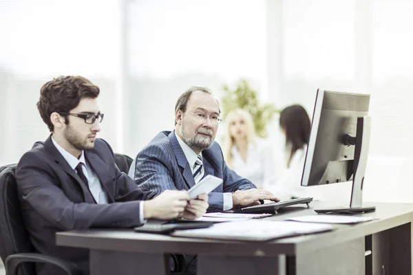 Empleados en el lugar de trabajo en la oficina — Foto de Stock