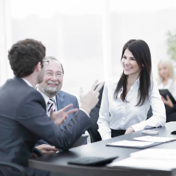 Gerente de proyecto y personal hablando en el escritorio — Foto de Stock