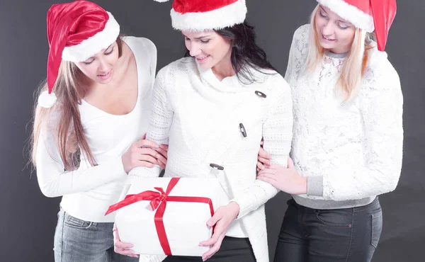 Três jovens mulheres em traje de Papai Noel com loja de Natal — Fotografia de Stock