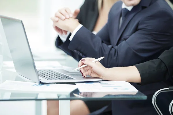 Accountant and financier, discussing financial charts on a workp — Stock Photo, Image