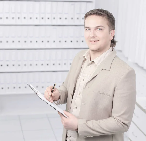 Jonge Manager met documenten op de achtergrond van het Bureau — Stockfoto