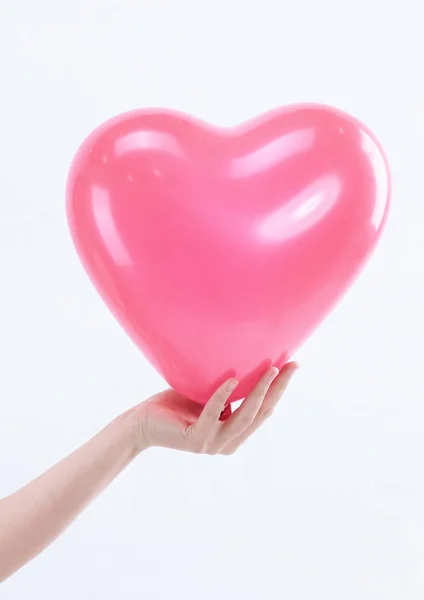 Mujer joven sosteniendo un gran corazón rojo. Aislado en blanco . —  Fotos de Stock