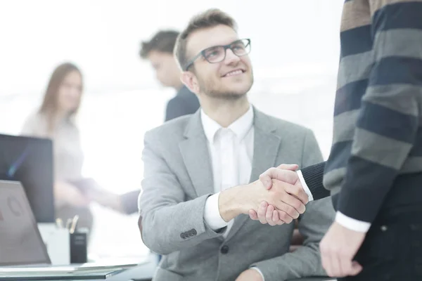 Le gestionnaire et le client se serrent la main lors d'une réunion au bureau — Photo