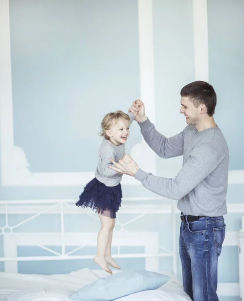 Amoroso padre juega con feliz hijita — Foto de Stock