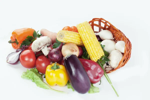 Closeup.mushrooms y una variedad de verduras frescas en un mimbre — Foto de Stock