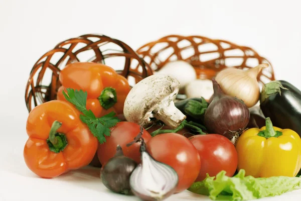 Champignons und frisches Gemüse in einem Weidenkorb — Stockfoto