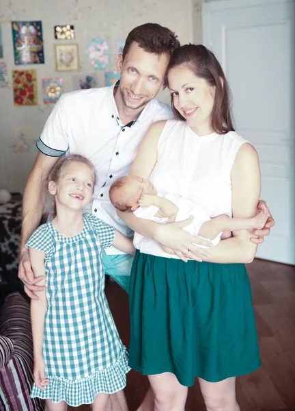 Concepto de felicidad familiar - papá, hija y mamá con un newb — Foto de Stock