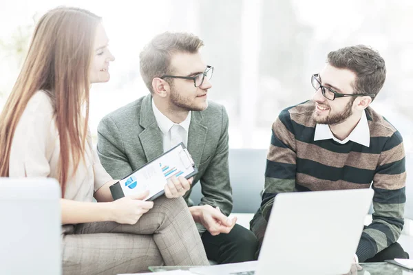 üst düzey Yöneticisi ve bir finansal plan İşyerinde şirket gelişiminin tartışırken iş ekip üyeleri