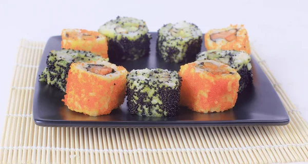 Sushi seti - Maki sushi ve chopsticks bir b farklı — Stok fotoğraf