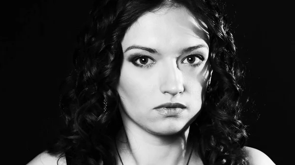 Portret zbliżenie piękna młoda kobieta. Portret czarno-białe — Zdjęcie stockowe