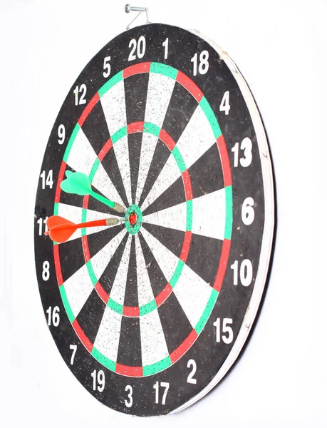 DART bord met een dart in het midden van het doel — Stockfoto