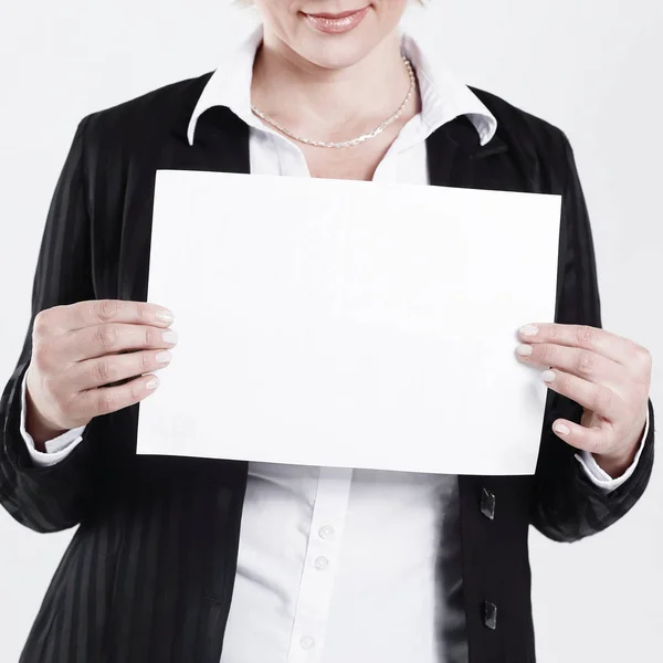 Closeup.business mujer sosteniendo una hoja en blanco . — Foto de Stock