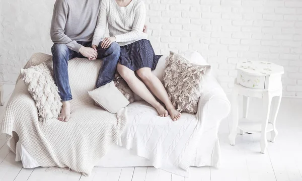 Familia feliz descansando en la sala de estar el domingo — Foto de Stock