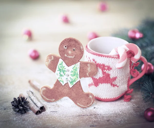 Enfeite de Natal Cup e doces em uma mesa de madeira — Fotografia de Stock