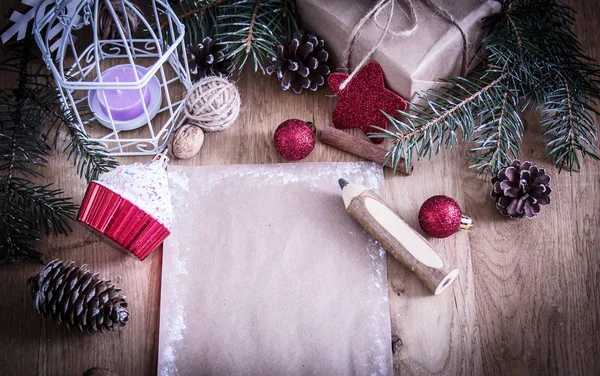 크리스마스 배경의 카드와 연필 인사. — 스톡 사진