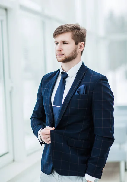 Geschäftsmann im Businessanzug steht am Fenster, Hände fol — Stockfoto