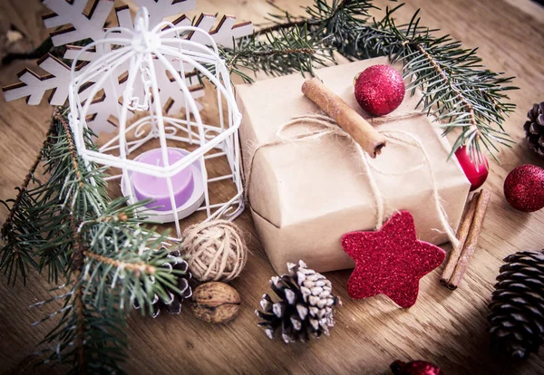 .Schachtel mit Geschenk auf weihnachtlichem Hintergrund. Retro-Stil — Stockfoto