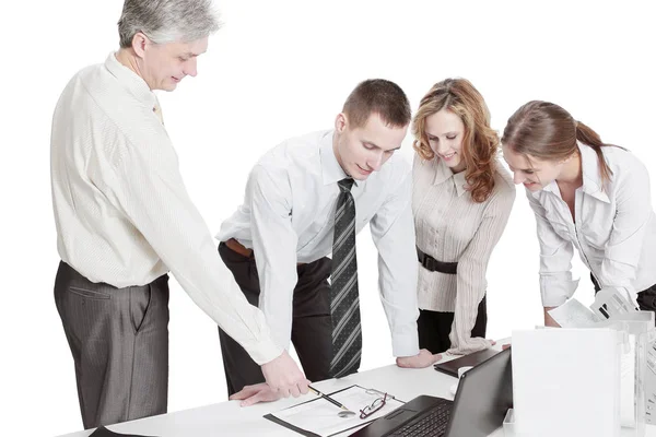 Бизнес-команда, работающая во время обсуждения финансовых документов, стоящая рядом с рабочим столом — стоковое фото
