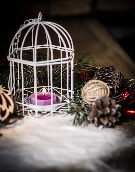 Candela di Natale e accessori festivi su sfondo nero. — Foto Stock