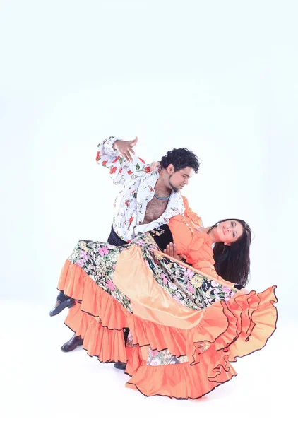 Ζευγάρι επαγγελματίες του χορού σε μια φορεσιά τσιγγάνος εκτελέσει λαϊκών χορών — Φωτογραφία Αρχείου
