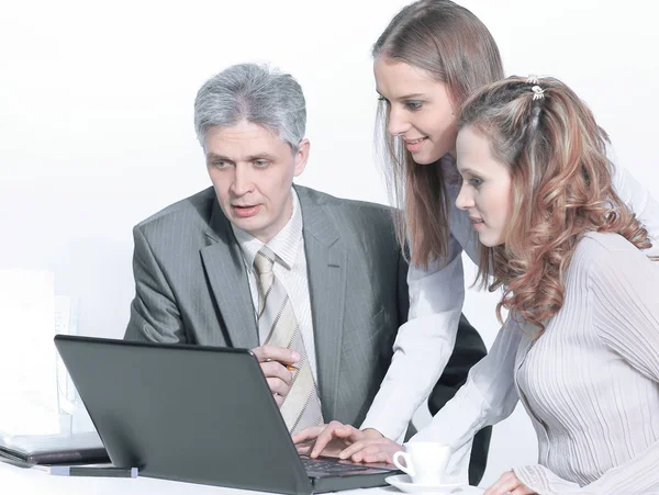 Führungskräfte und Mitarbeiter blicken auf Laptop-Bildschirm — Stockfoto