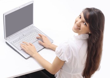 genç kadın laptop klavye üzerinde metin yazma