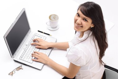 portre. bir masanın arkasında oturan bir genç yaş