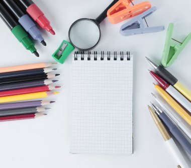 Beyaz arka plan üzerinde boş sayfa Not defteri ve ofis malzemeleri