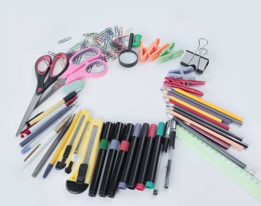 Beyaz arka plan .photo kopya alanı ile üzerinde çerçeve ofis malzemeleri