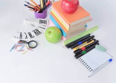 Beyaz bir arka plan üzerinde metin ve okul malzemeleri için çerçeve