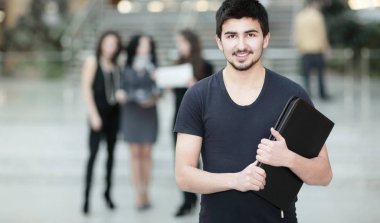 arka planda Office belgeleri ile genç Yöneticisi