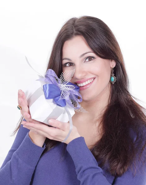 Closeup.happy hübsche Frau mit einem Geschenk. Isoliert auf weißem Hintergrund. Foto mit Kopierraum — Stockfoto