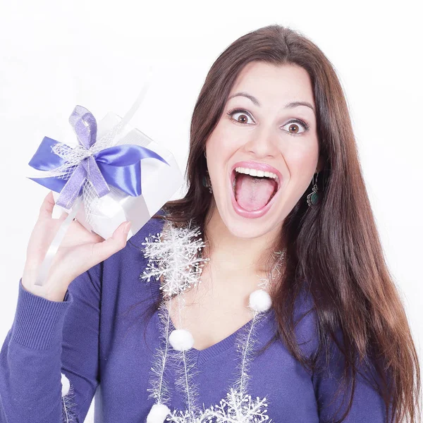 Closeup.happy pretty woman with a gift .isolated on a white — Stock Photo, Image