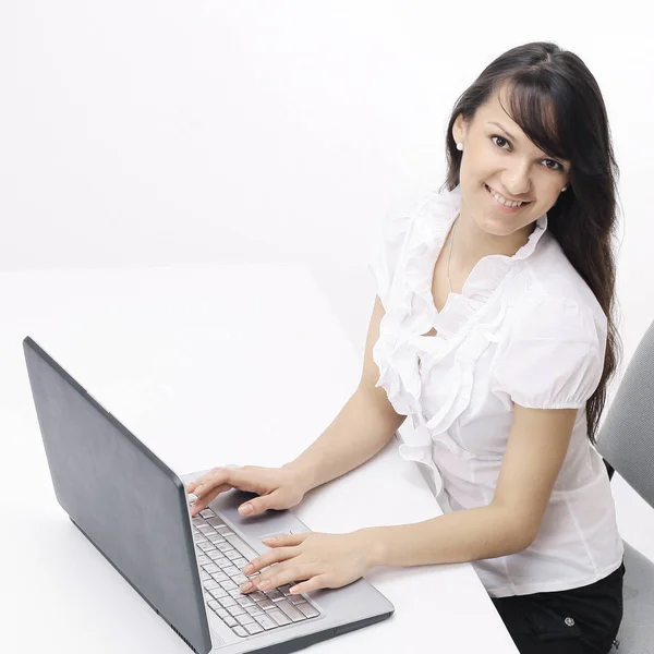 Jovem mulher digitando texto no teclado do laptop — Fotografia de Stock