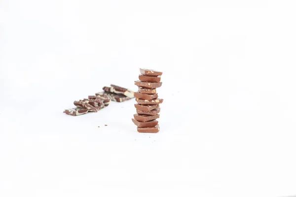 Orijinal nuts.isolated beyaz çikolatayla dilim — Stok fotoğraf